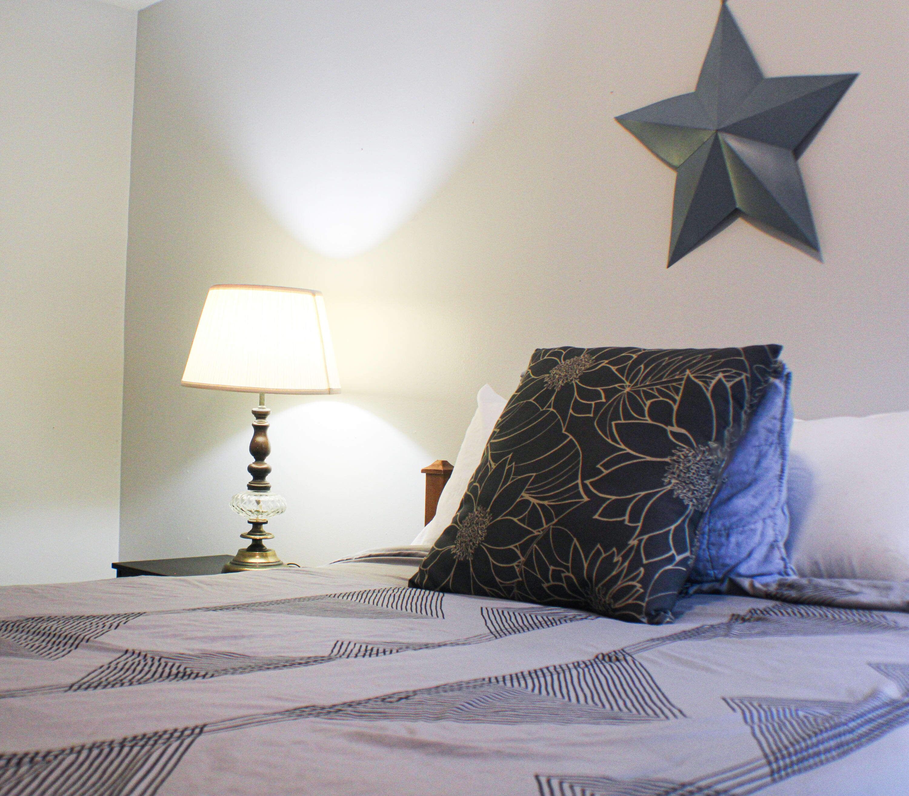 2 soverom, skrivebord, strykejern/-brett og reiseseng for barn