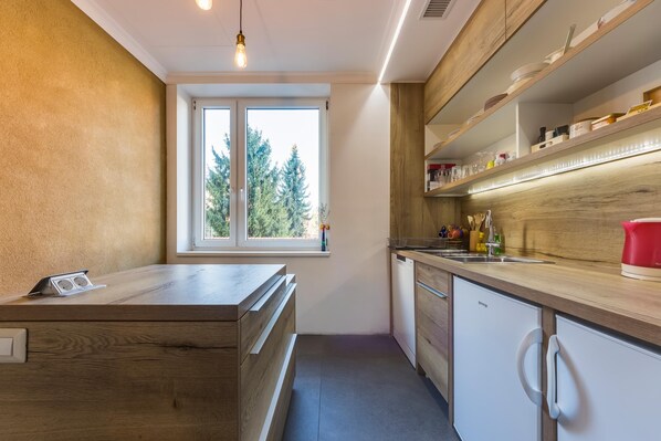 Four à micro-ondes, surface de cuisson, lave-vaisselle