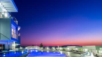 Inomhuspool och utomhuspool