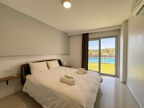 2 habitaciones, escritorio y tabla de planchar con plancha 