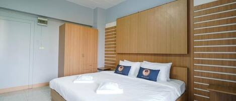 Suite, 1 Double Bed | 1 bedroom, desk, free WiFi, bed sheets