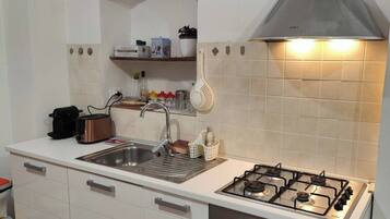 Frigorifero, forno, piano cottura, lavastoviglie
