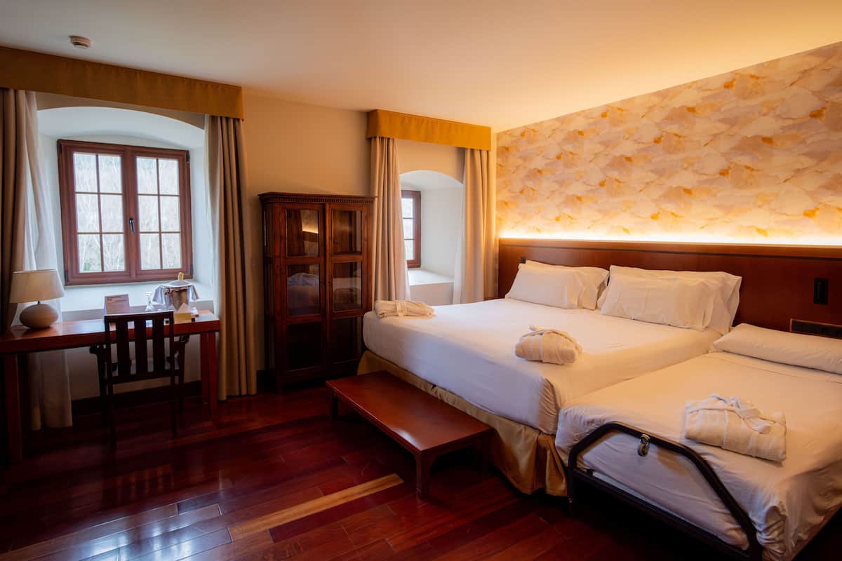 Deluxe driepersoonskamer | 1 slaapkamer, luxe beddengoed, donzen dekbedden, een kluis op de kamer