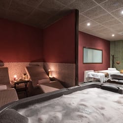 Couples treatment room(s), sauna, hot tub, steam room