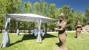 Couples treatment room(s), sauna, hot tub, steam room