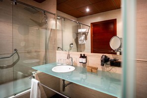 Tina con regadera, amenidades de baño gratuitas, secadora de cabello
