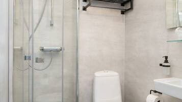 Quarto standard | Banheiro | Produtos de toalete grátis, secador de cabelo