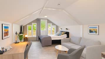 Panoramic Room | Desk, laptop workspace, free WiFi