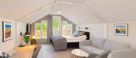 Panoramic Room | Desk, laptop workspace, free WiFi