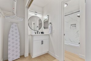 Sèche-cheveux, serviettes fournies