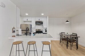 Frigorífico, microondas, horno y placa de cocina