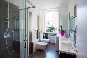 Shower, hair dryer, bidet, towels - Appartamento Loano 3 (Loano)