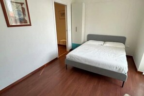 2 室のベッドルーム、アイロン / アイロン台、WiFi、ベッドシーツ