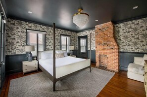 6 Schlafzimmer, Schreibtisch, Bügeleisen/Bügelbrett, Reisekinderbett