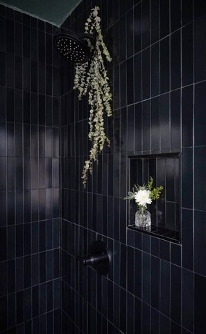 Shower, hair dryer, towels - Charleston Villa | 6bd, Designer Downtown Beauty! (Charleston)