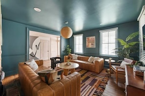 TV, offices - Charleston Villa | 6bd, Designer Downtown Beauty! (Charleston)