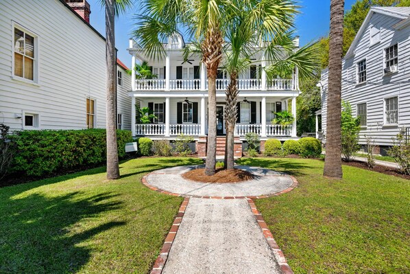 Exterior - Charleston Villa | 6bd, Designer Downtown Beauty! (Charleston)