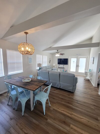 4 Blocks from the Beach- Snowbirds welcome