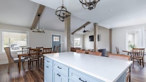 Dining - Luxury Cottage,  Sleeps 12 , Great Location: minutes to sports complex (Ruston)