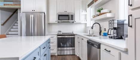 Refrigerador, microondas, placa de cocina, lavavajillas
