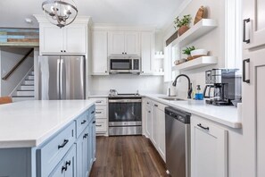 Fridge, microwave, stovetop, dishwasher - Luxury Cottage,  Sleeps 12 , Great Location: minutes to sports complex (Ruston)