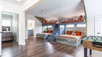 4 bedrooms, iron/ironing board, WiFi, bed sheets