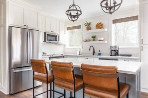 Réfrigérateur, micro-ondes, plaque de cuisson, lave-vaisselle