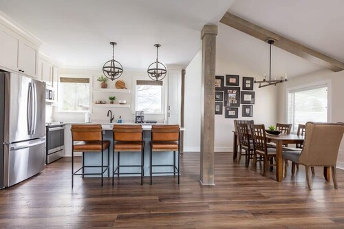 Luxury Cottage,  Sleeps 12 , Great Location: minutes to sports complex