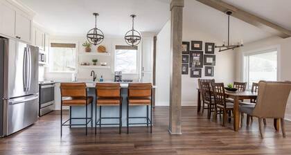 Luxury Cottage, Sleeps 12 , Great Location: minutes to sports complex