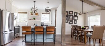 Luxury Cottage, Sleeps 12 , Great Location: minutes to sports complex