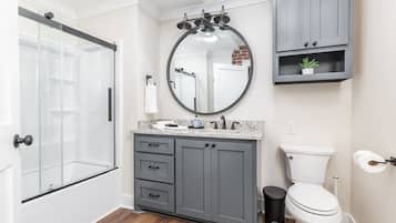 Dusche, Haartrockner, Handtücher, Toilettenpapier