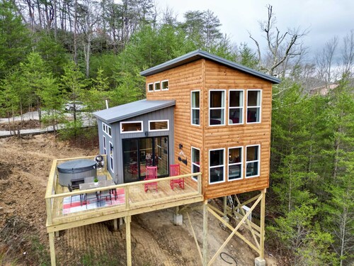 Belle Vue Lookout • Hot Tub + Stunning RRG Views | Close to Nada Tunnel & all the best hiking the Gorge has to offer!