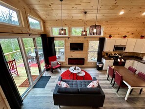 Una televisión, una chimenea, una oficina