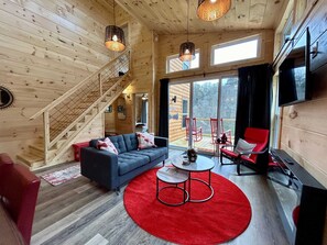 Una televisión, una chimenea, una oficina