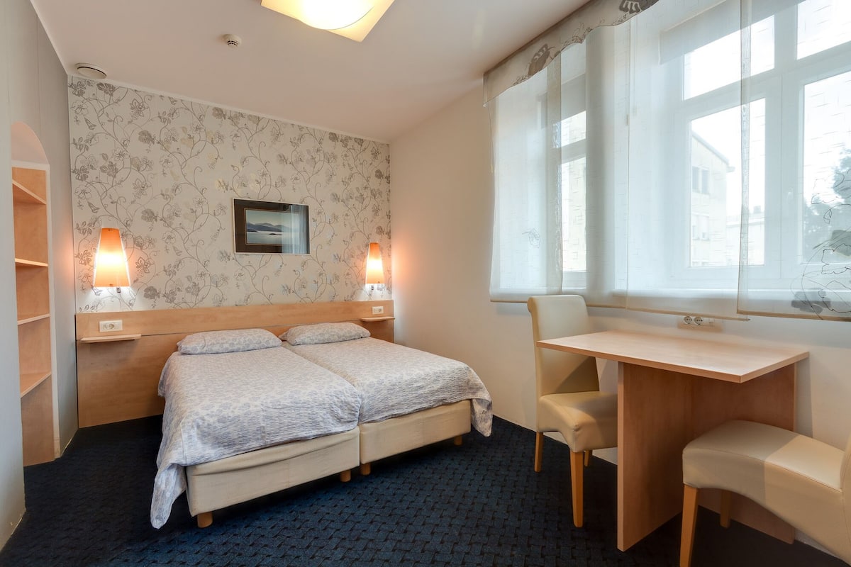 Standard Studio, 1 Bedroom, Private Bathroom | In-room safe, soundproofing, free WiFi, bed sheets