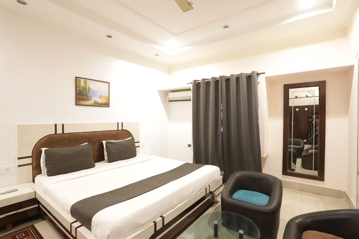 Desk, soundproofing, free WiFi, bed sheets