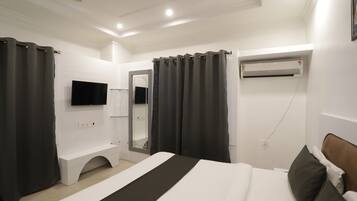 Desk, soundproofing, free WiFi, bed sheets