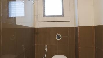 Shower, rainfall showerhead, free toiletries, slippers