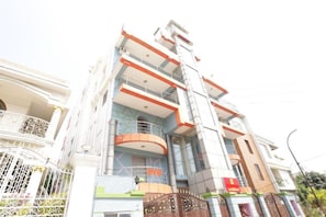 Front of property - Goroomgo Hotel Hi5 Stay Bhubaneswar (Bhubaneshwar)