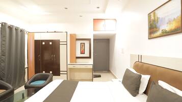 Desk, soundproofing, free WiFi, bed sheets