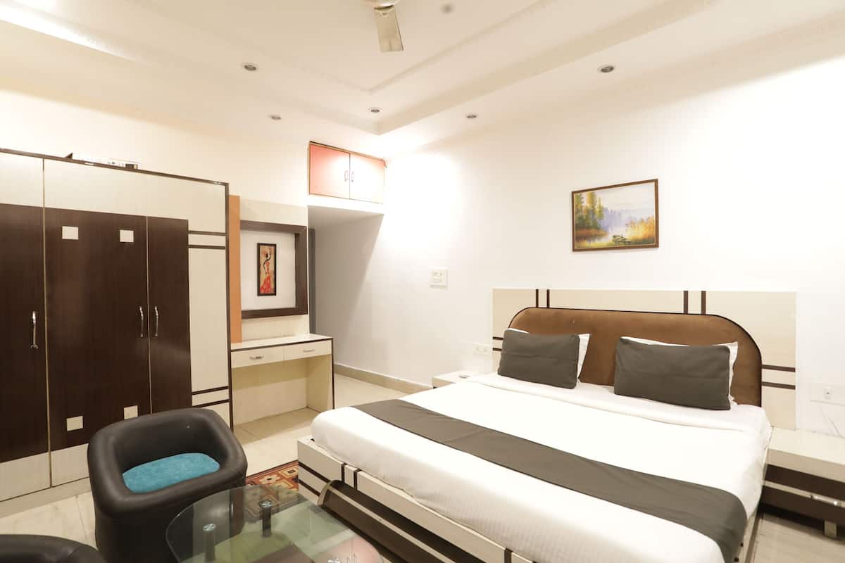 Desk, soundproofing, free WiFi, bed sheets