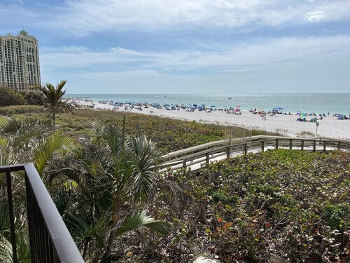 Get your "Toes in the Sand" at this cozy Beachfront Condo !