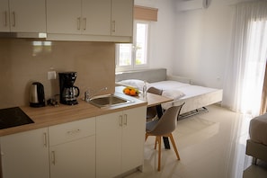 City Studio | Private kitchen | Mini-fridge, stovetop, coffee/tea maker, electric kettle - Sunsea studios (Hersonissos)