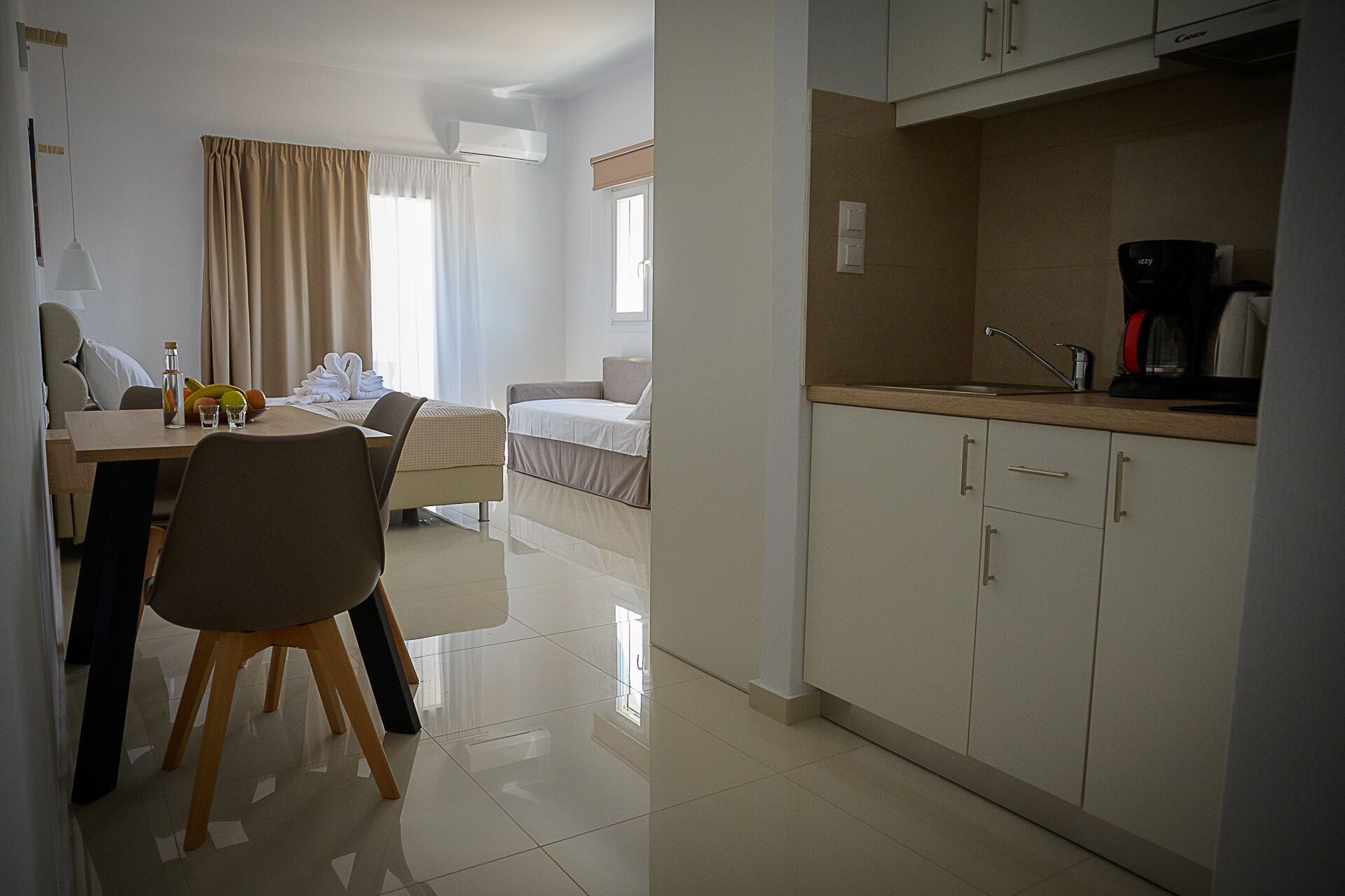Panoramic Studio | Private kitchen | Mini-fridge, stovetop, coffee/tea maker, electric kettle
