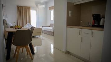 Panoramic Studio | Private kitchen | Mini-fridge, stovetop, coffee/tea maker, electric kettle