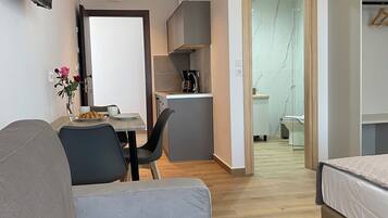 Studio – superior | Lydisolert, reiseseng for barn, wi-fi (inkludert) og sengetøy