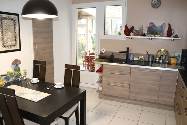 Dining - Chambre D'hôte Idéal Pour Profiter des JO à Paris Versailles St Quentin (Saint-Cyr-l'École)