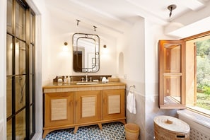 Dusche, Haartrockner, Bidet, Handtücher