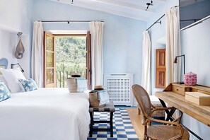 4 chambres, bureau, fer et planche à repasser, lit parapluie