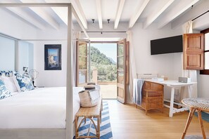 4 bedrooms, desk, iron/ironing board, travel cot - "villa in Mallorca. Infinite Blue Over the Mountains of the Serra de Tramuntana" (Deyá)